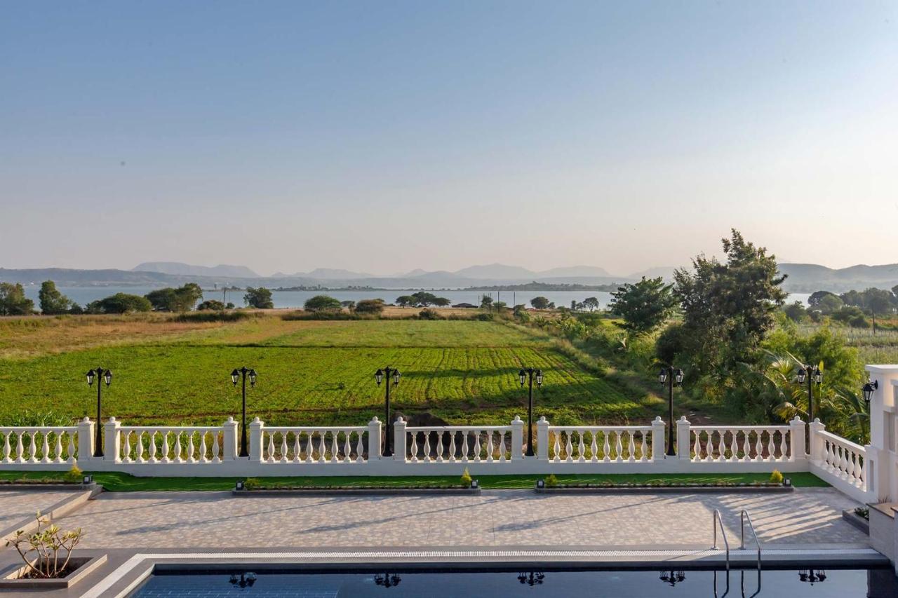Stayvista'S Lake La Vie - Tranquil Lake-View Villa Amidst Farmland With Pool And Poolside Gazebo - Proximity To Sula Nashik Exterior foto