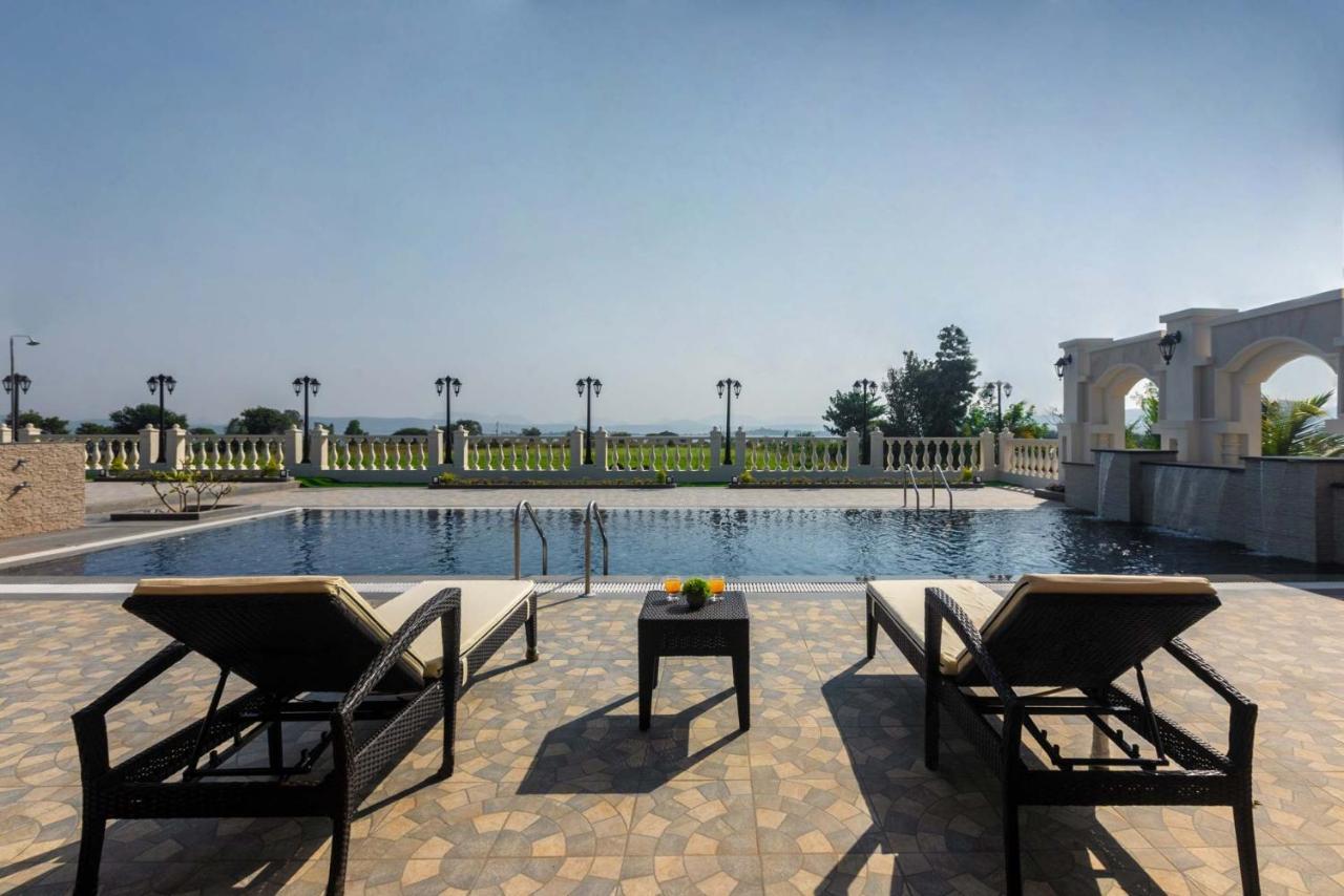 Stayvista'S Lake La Vie - Tranquil Lake-View Villa Amidst Farmland With Pool And Poolside Gazebo - Proximity To Sula Nashik Exterior foto